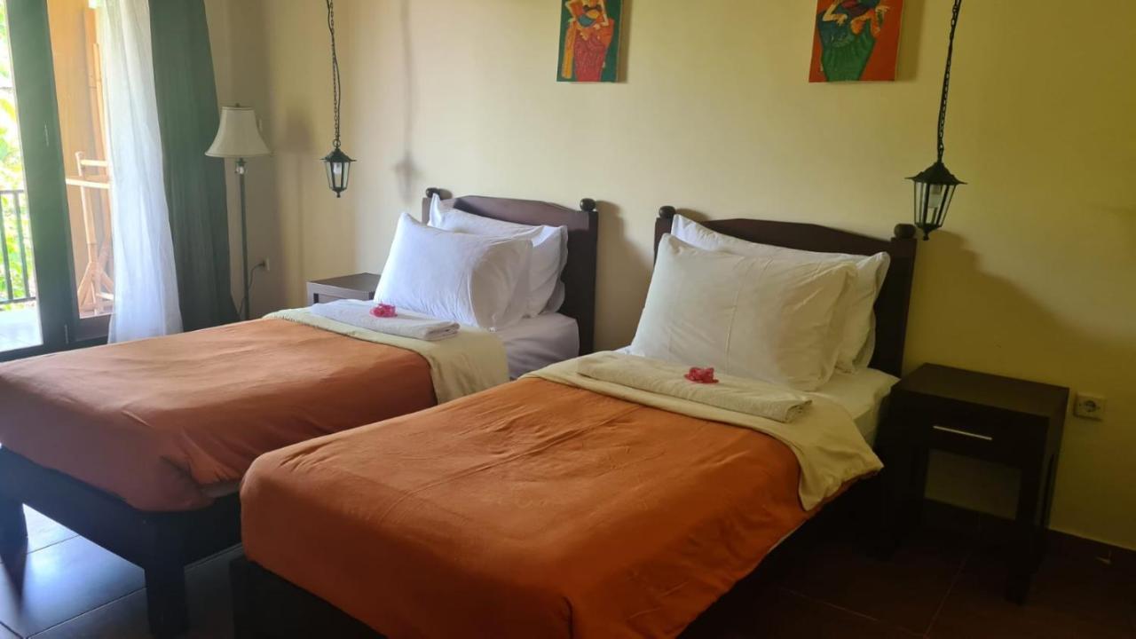 Dalia Budget Hotel Senggigi Buitenkant foto